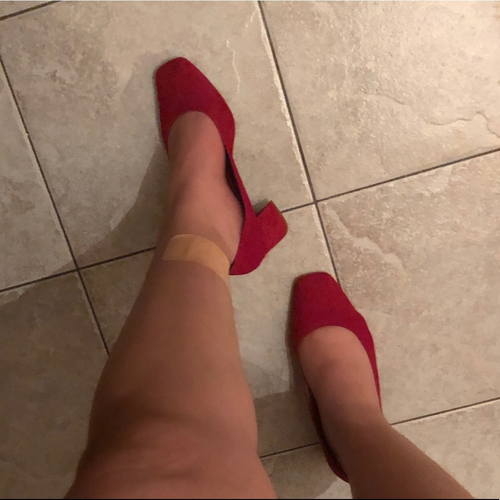 🍯L’intervalle Red Suede Heels!!